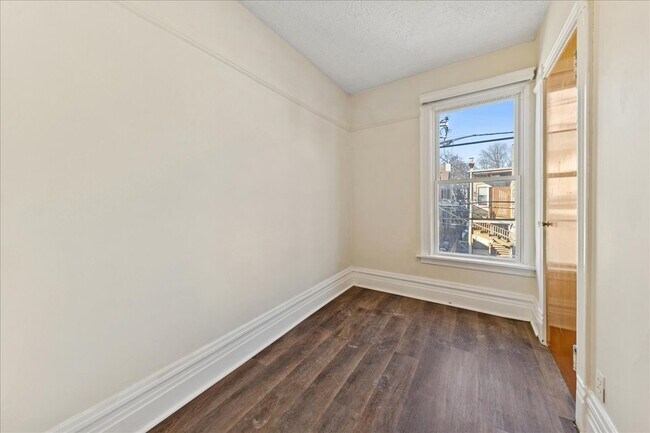 Building Photo - 2144 W Montrose Ave