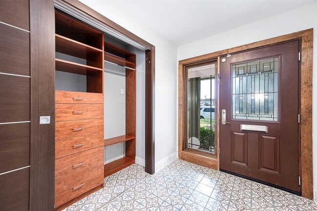 Building Photo - 6825 Bellgreen Dr