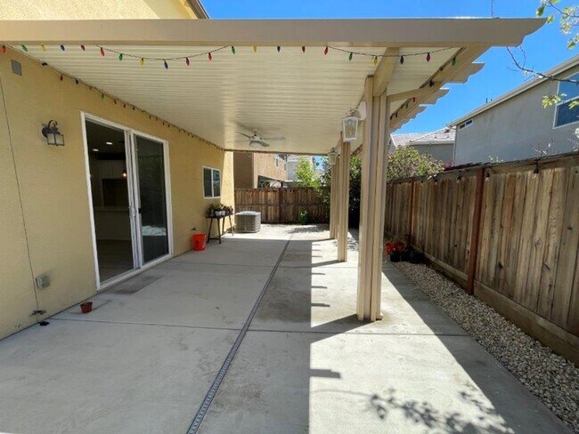 Building Photo - Gorgeous 4 Bed Located in Great Gated Community