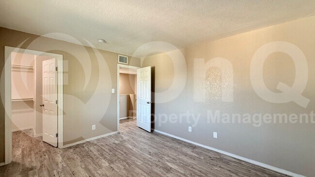 Building Photo - 2634 N 43rd Ave