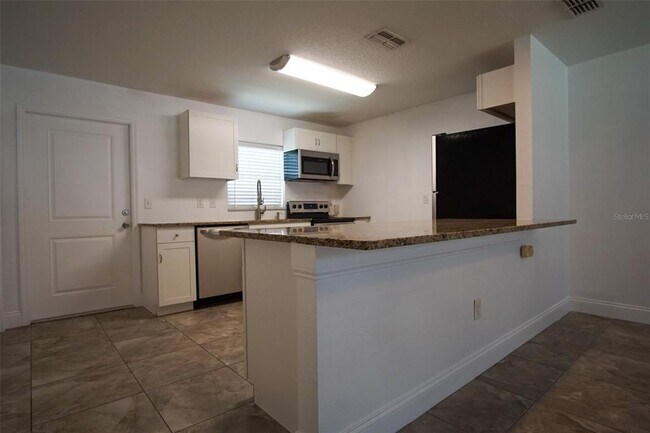 Building Photo - 217 Maple St W