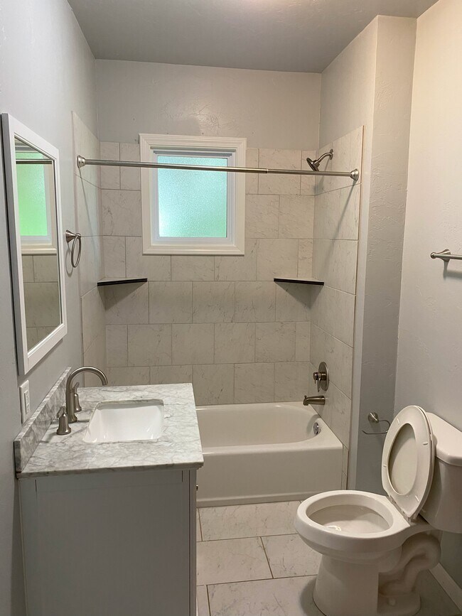 Building Photo - 324 S Benjamin St