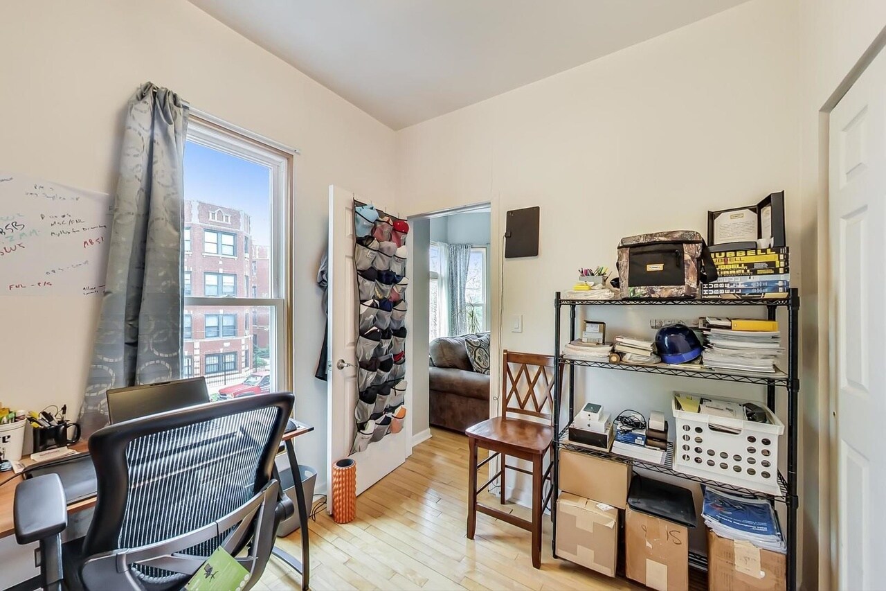 Building Photo - 3618 W Dickens Ave