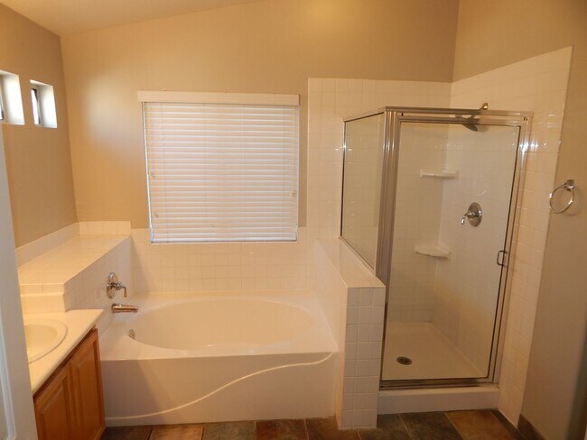 Building Photo - Gorgeous 3Bed/3Bath 2 Story home w/ office...