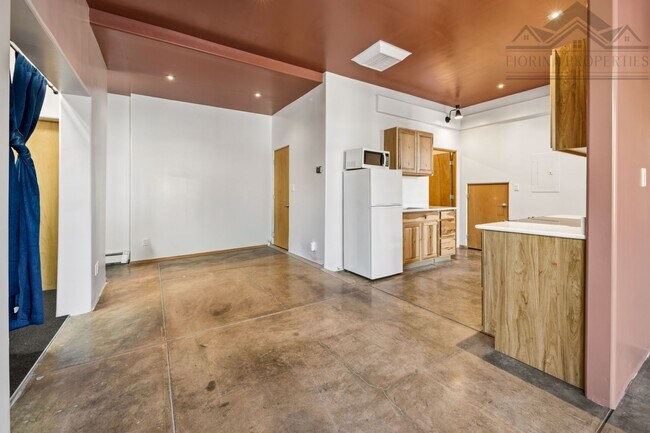 Building Photo - Bright Midtown Studio Loft