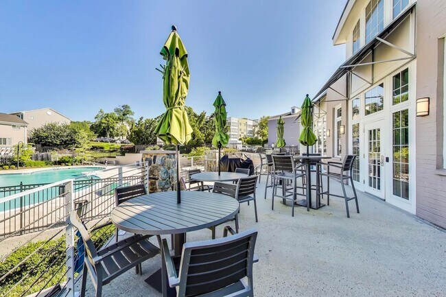 Building Photo - Light-filled 2bd/2ba right on S Four Mile Run $2850