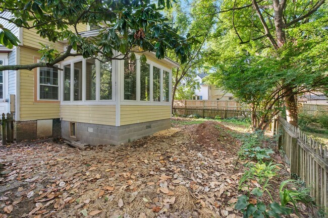 Building Photo - HISTORIC DOWNTOWN  3 bedroom 2.5 bath home