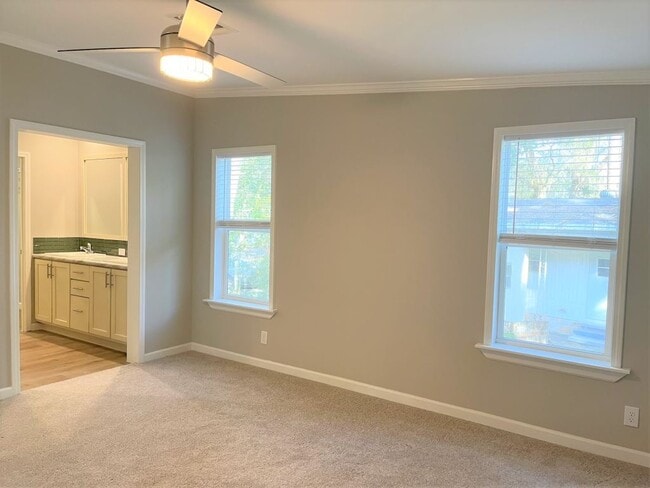 Building Photo - 1077 Cloverleaf Cir