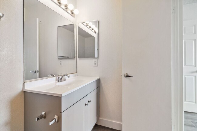 Building Photo - Updated 3 Bedroom Condo in Desert Shores V...
