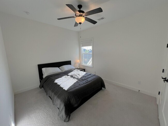Building Photo - 607 Covington Walk Ln S