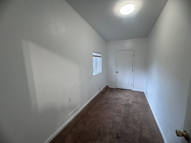 Building Photo - New Flooring & Paint!