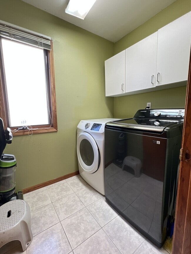 Building Photo - 4563 Camelot Dr