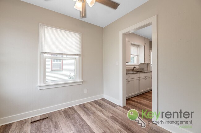 Building Photo - 3 Bed 1 Bath In Quiet Neighborhood
