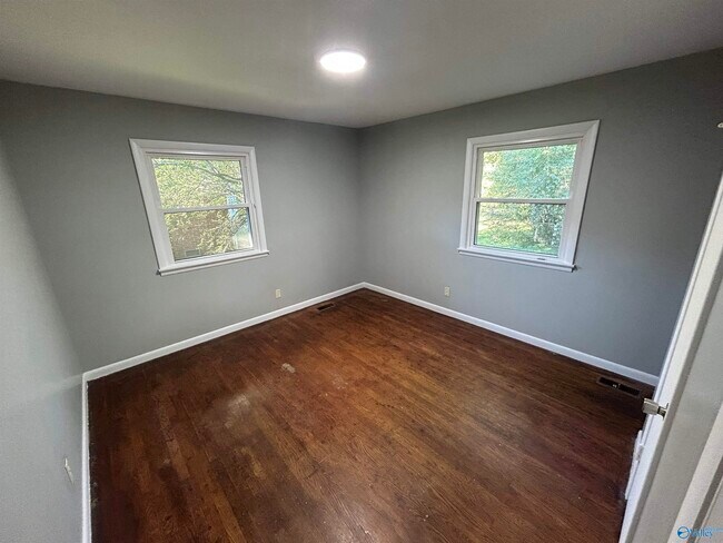 Building Photo - 4103 Lakeview Dr NW