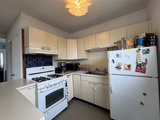 Building Photo - 12 Villard Ave