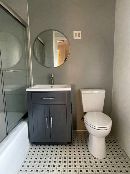 Full bathroom - 3263 S 58th Ct