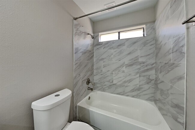 Building Photo - 2811 Pineleaf Dr