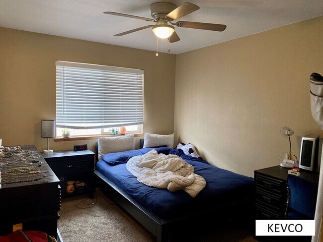 Building Photo - Perfect Townhouse for Roommates!