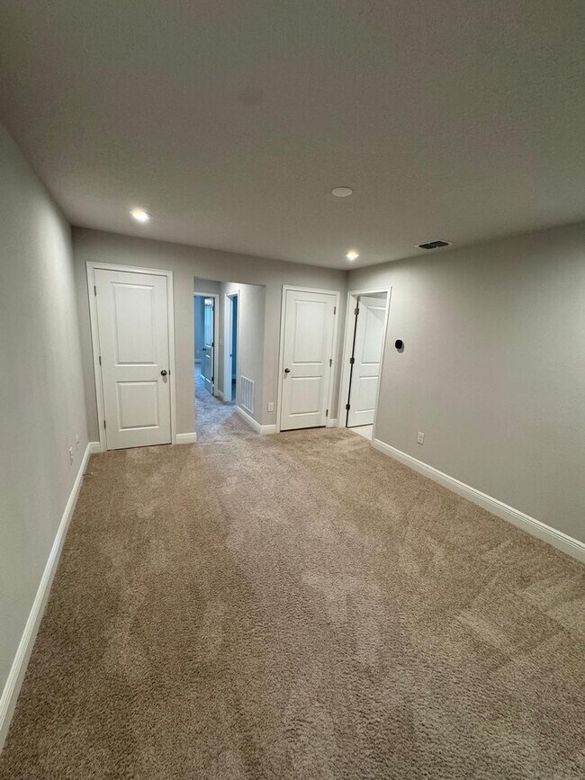 Building Photo - Beautifully maintained 3-bedroom, 2.5-bath townhome