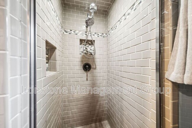 Building Photo - 1414 S Sandusky Ave