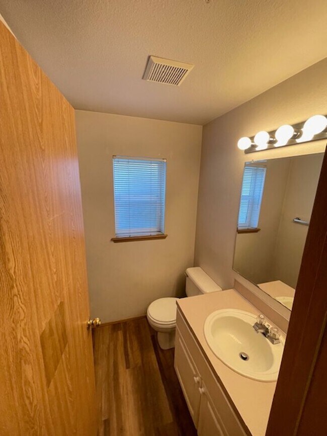 Building Photo - Charming and Spacious 3-Bedroom Townhome w...