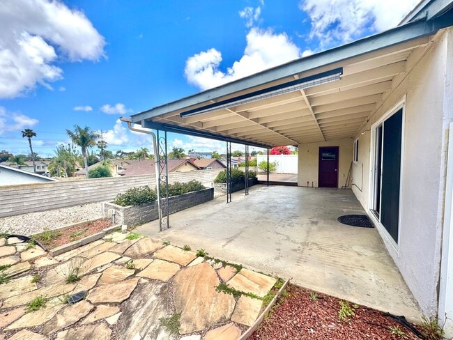 Building Photo - Beautiful 3bd/2ba HOUSE in Clairemont Mesa! 2-car Garage, AC, laundry, patio, VIEWS!