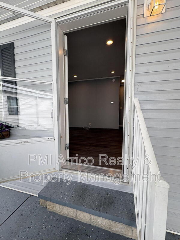 Building Photo - 712 Choo Choo Ln