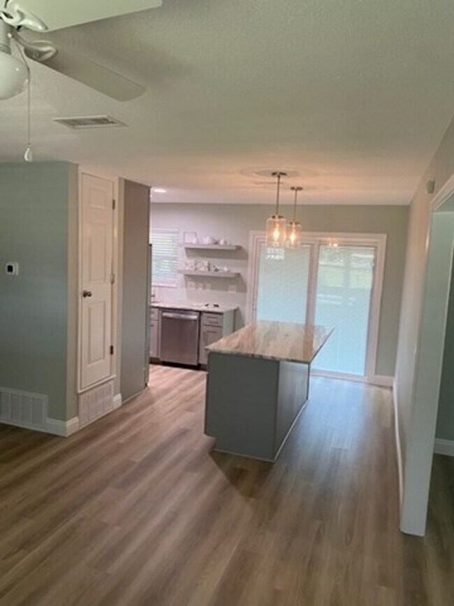 Building Photo - UPDATED 3B/1.5B Home in the Heart of Ft. Walton Beach