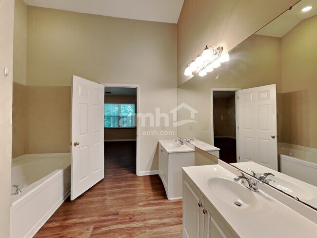 Building Photo - 7401 Kinsmore Ln