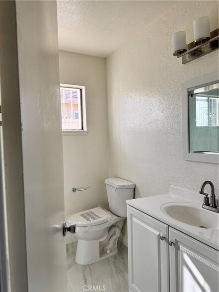 Building Photo - 1285 E Kingsley Ave