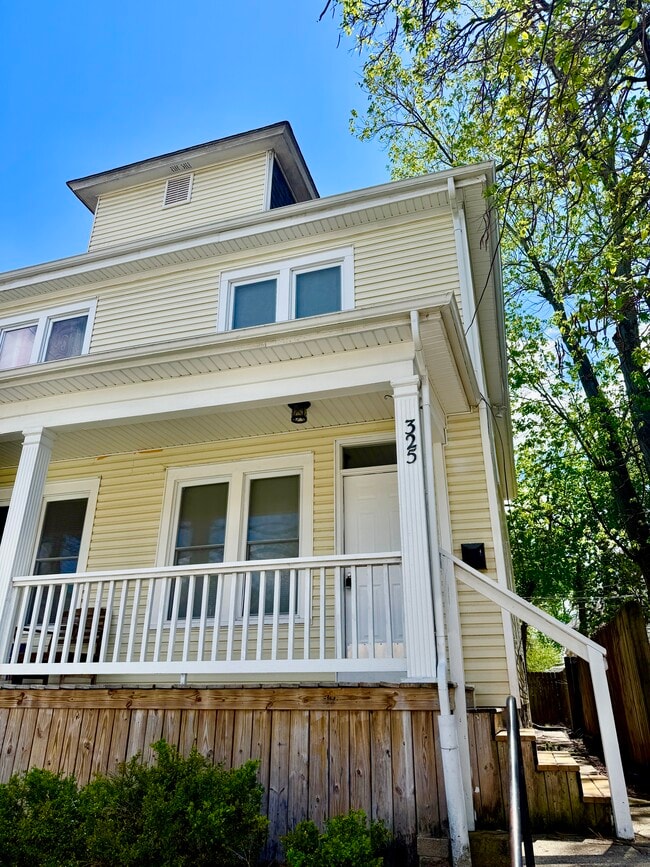 Building Photo - 325 Clinton St