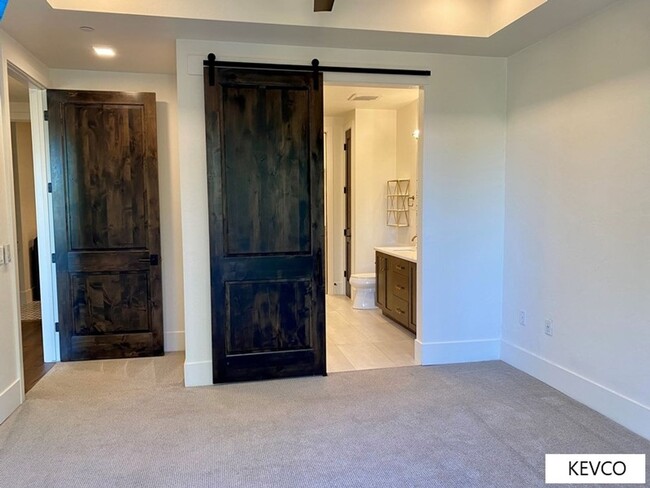 Building Photo - Luxury Old Town Living
