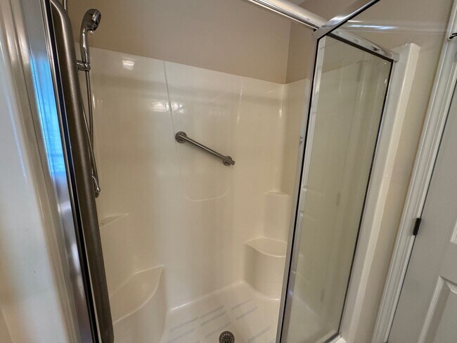 Building Photo - Weaverville - Well Kept Townhome with Flex Space