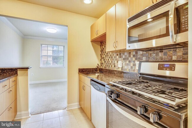 Building Photo - 1952 Kennedy Dr