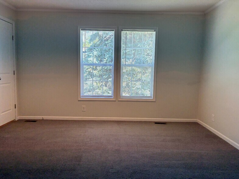 Building Photo - 327 Green Park Cir