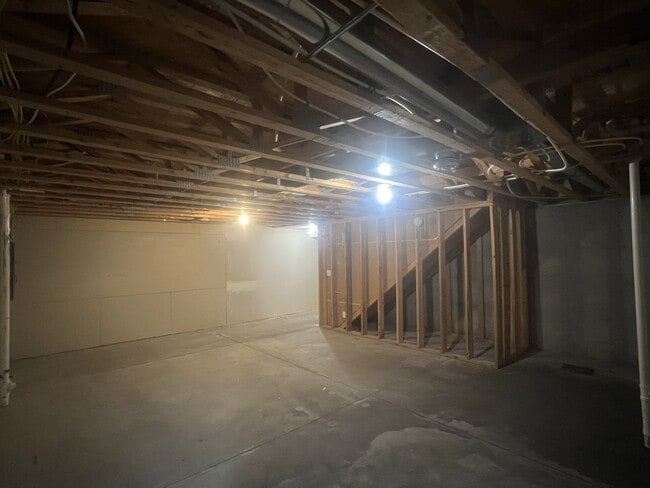 Building Photo - 4257 Estate Dr S