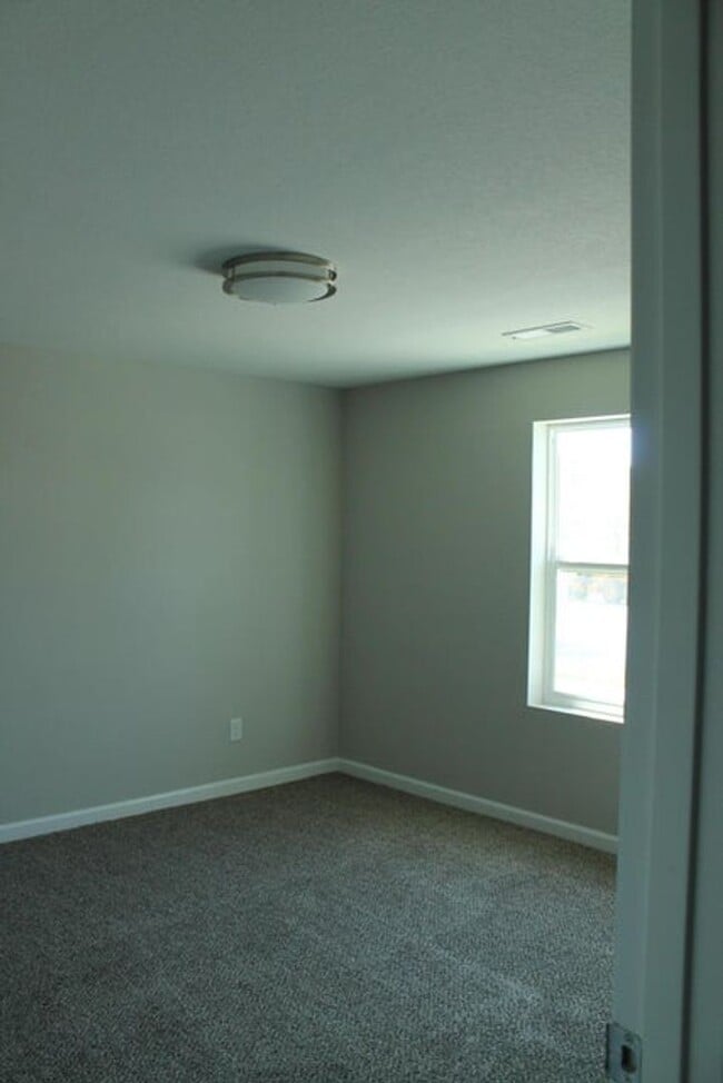 Building Photo - Modern Charm Meets Prime Location!