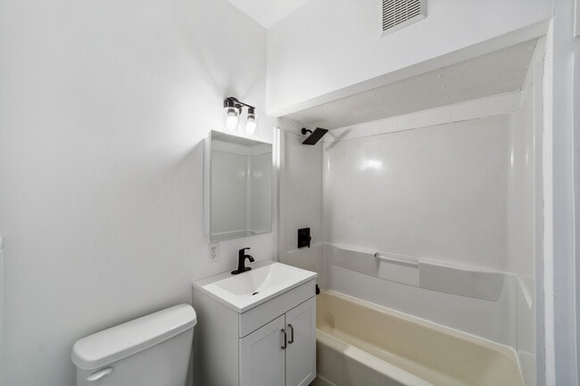 Building Photo - 1356 W 58th St