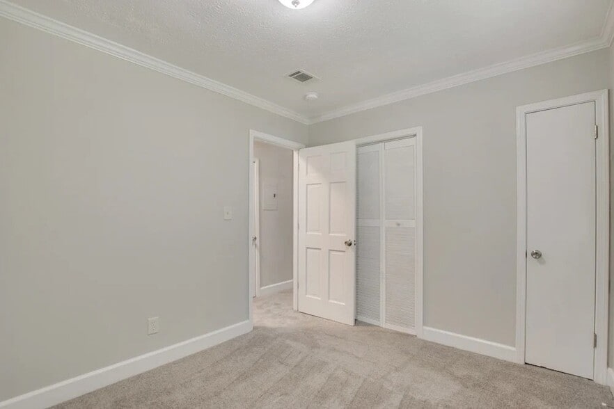Building Photo - 3551 Meadowview Dr