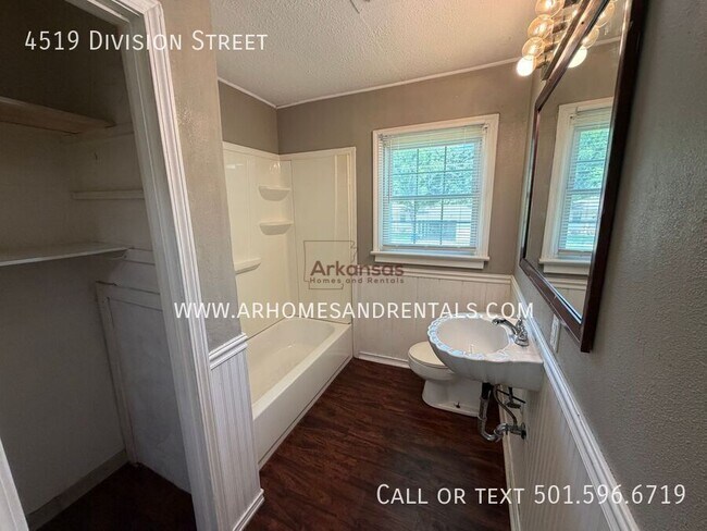 Building Photo - 4519 Division St