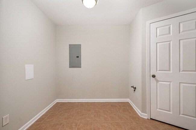 Building Photo - 311 E Montcastle Dr