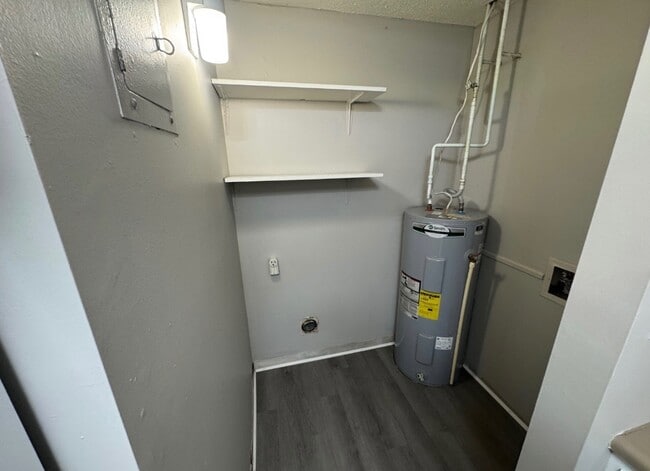 Building Photo - 802 British Wood Dr SW