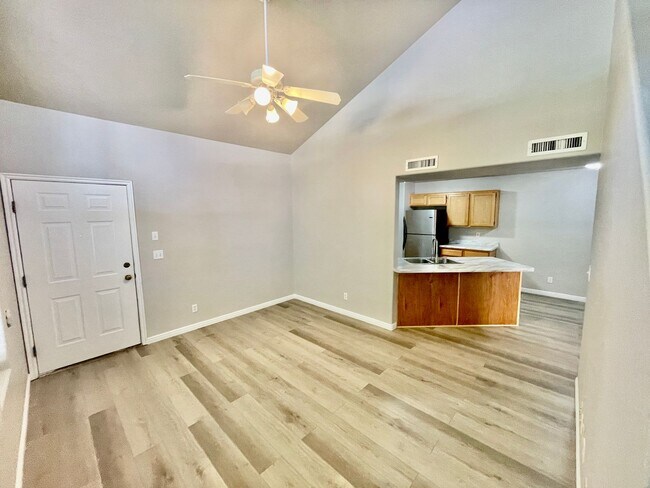 Building Photo - Pet-Friendly Three Bedroom Townhome in Hurricane