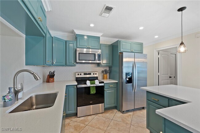 Building Photo - 2473 Poinciana St