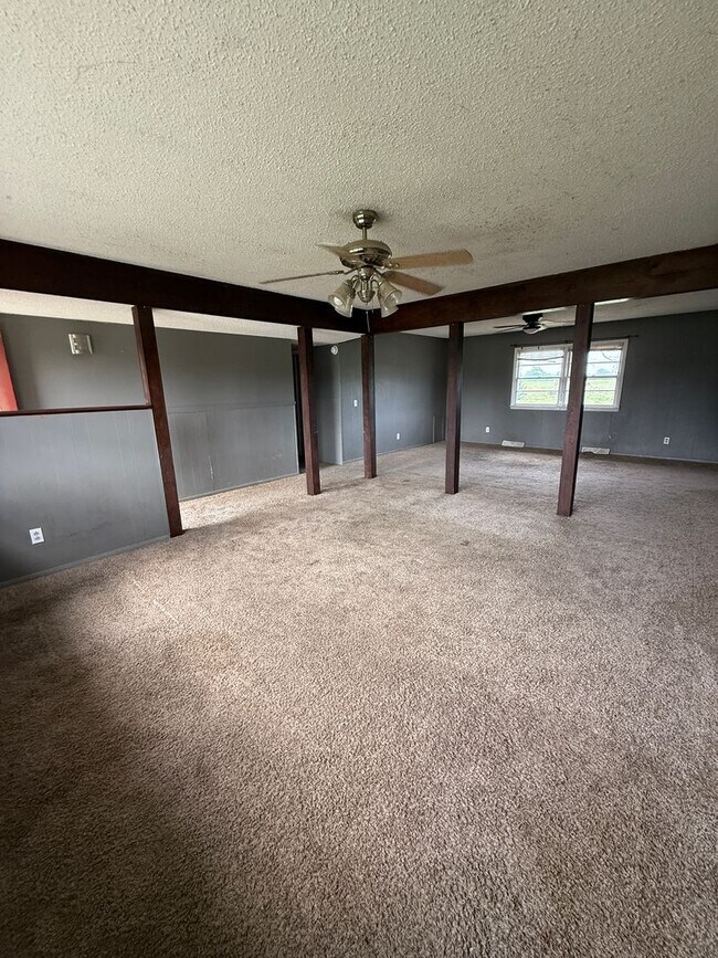 Building Photo - 3 bedroom/2 bathroom/2 car garage house