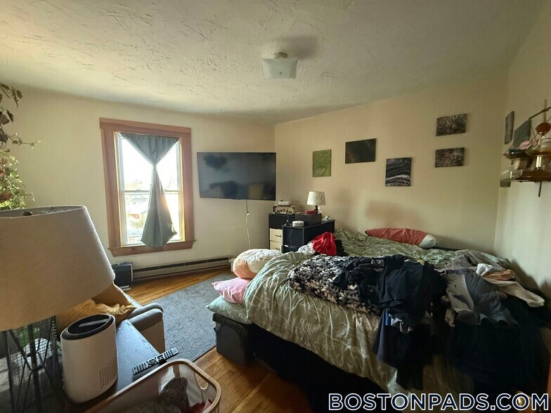 Building Photo - 100 River St