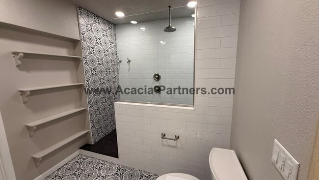 Building Photo - Three Bedroom Townhome