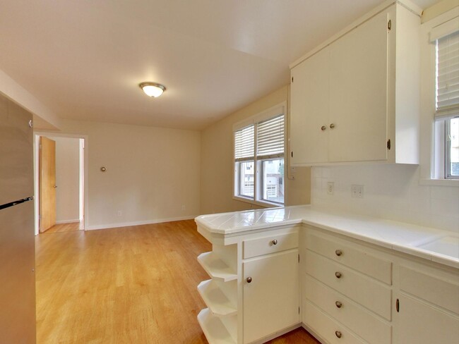 Building Photo - One Month Free!! Prime Telegraph Hill Loca...