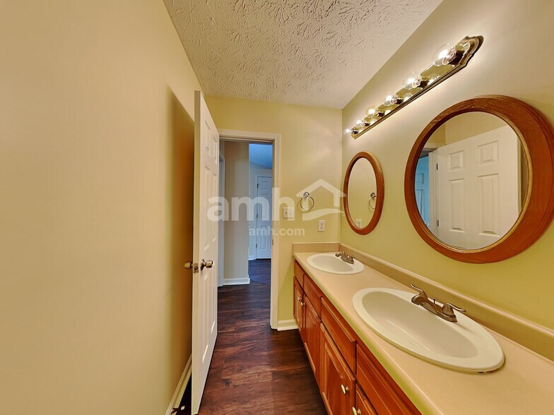 Building Photo - 13227 Summerwood Ln