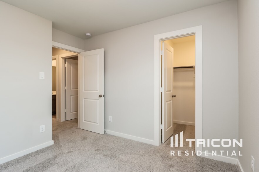 Building Photo - 9835 Willow Creek Commerce Dr